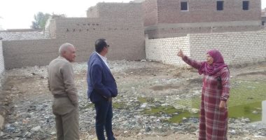 المياه الجوفية تغرق منازل "الشغب" بالأقصر.. ورئيس المدينة يدفع بسيارات لكسحها