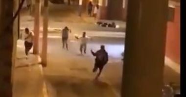 شرطة بيرو تطارد شباب كسروا الحجر الصحى.. ومغردون: لدينا الكثير لنتعلمه.. فيديو