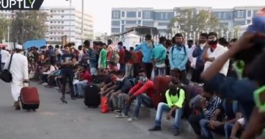 عمال هنود عائدون لبيوتهم يفترشون الطرق بعد فرض حظر التجول.. فيديو