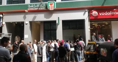اضبط مخالفة.. زحام أمام ماكينات الصرف الآلى بشبين القناطر رغم التحذيرات.. صور