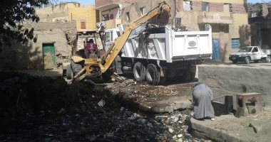صور.. رفع 80 طن مخلفات تطهير ترع .. وشباب يعقمون قرية المريس شرق الأقصر