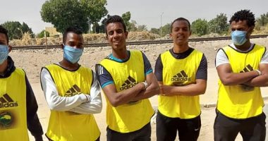 صور.. شباب منشية النوبة بالطود يطلقون مبادرة لتعقيم قريتهم ضد كورونا