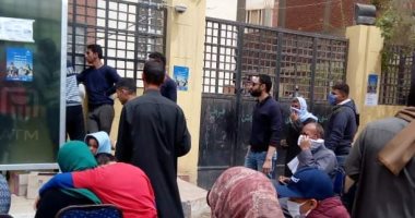 شباب الفشن ببنى سويف ينظمون توافد المواطنين على ماكينات الصراف الآلى..صور