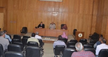 صور.. كيف يتعامل رئيس مدينة إسنا والنواب مع تجمعات المواطنين فى الشوارع