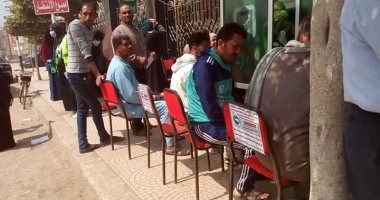 شباب زفتى ينظمون تجمعات المواطنين أمام ماكينات الصرف للوقاية من كورونا.. صور
