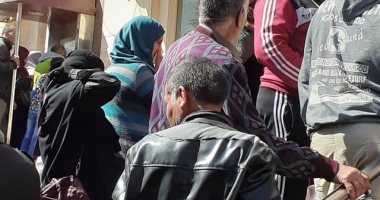 زحام على ماكينات الصرف الآلى بالعريش والأهالى يناشدون المسئولين التدخل
