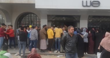 قارئ يشكو من الزحام أمام سنترال شبرا الخيمة لاستلام شريحة تابلت أولي ثانوي