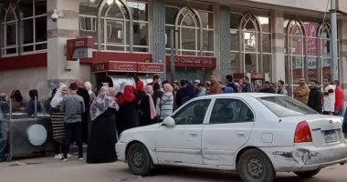 اضبط مخالفة.. إزدحام أمام ماكينات الصرف الآلى بشبرا الخيمة رغم التحذيرات