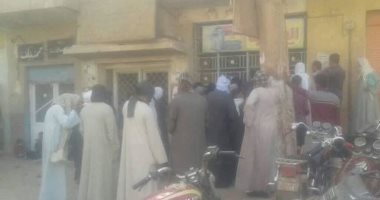 زحام على ماكينات الصراف الآلى والبنوك ومراكز الإنترنت فى سوهاج
