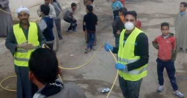 شباب قرية بمنفلوط بأسيوط يطهرون و يعقمون الشوارع و دور العبادة