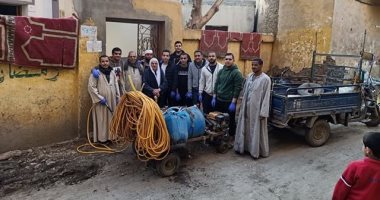 لمواجهة كرونا.. حملات من المواطنين لتطهير دور العبادة بقرية أبا فى المنيا