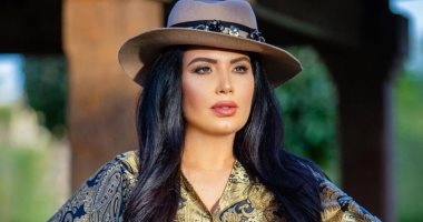 تنظيف البيت بالكلور وطبخ ورياضة وتليفونات.. يوم عبير صبرى بالحجر المنزلى