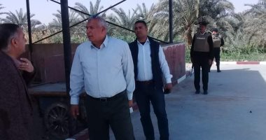 محافظ الوادى الجديد يتفقد الأسواق والمواقف لمتابعة الإجراءات الوقائية