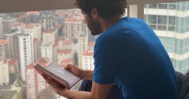 محمد النني يستغل العزل الصحي المنزلي لقراءة القرآن والاستغفار.. صورة