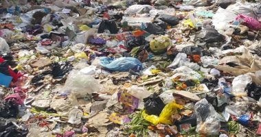 سيبها علينا.. تراكم القمامة بجوار مكتب بريد شبين القناطر