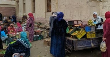 باعة سوق دجوي ببنها يخالفون تعليمات حظر التجمعات.. (صور)