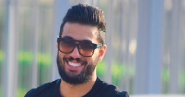 فيديو.. أحمد الشناوى يتقمص شخصية "الهضبة" ويغنى بنت الأصول على تيك توك