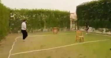 شاهد ..مباراة ساخنة بين الصقر أحمد حسن ونجله فى المنزل