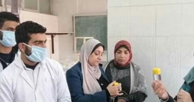 صيدلة الزقازيق توزع مطهرات ومنشورات لتوعية المواطنين ضد فيروس كورونا