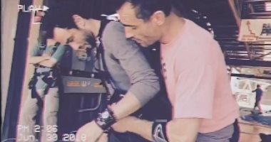 فيديو.. رامى عاشور بطل الاسكواش يخوض تجربة القفز بالمظلات