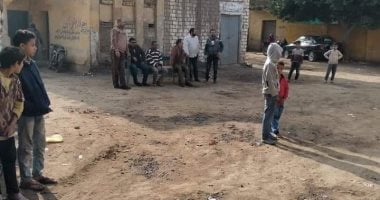 صور.. الوحدة المحلية بالمنيا تفض سوق إطسا البلد وريدة لمواجهة "كورونا"