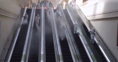 فرق التطهير تعقم محطة قطار ووهان استعدادًا لاستقبال المواطنين.. فيديو