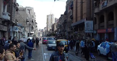 المحافظات تضرب بيد من حديد لمنع إقامة الأسواق العشوائية للحد من انتشار كورونا.. غلق 150منشآة تجارية فى الإسكندرية.. ووقف أسواق عشوائية بالقليوبية.. وحملات لفض أسواق الخضار والفاكهة بالمنيا والغربية والشرقية