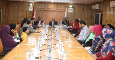 محافظ قنا يكرم الأمهات المثاليات ويمنحهن شهادات تقدير ومبالغ مالية.. صور