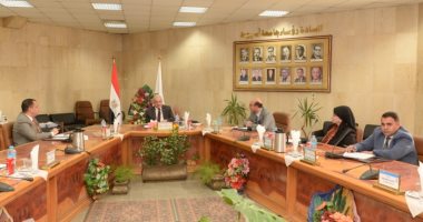 صور.. رئيس جامعة أسيوط يدعو لدعم المستشفيات بالأجهزة الوقائية والتنفس الصناعى