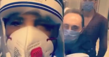 قناع زجاجى وكمامة.. عملية تعقيم "نيشان" قبل حلقة برنامجه.. فيديو