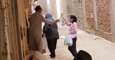 شباب العمرانية يوزعون المطهرات فى إطار جهود الوقاية من كورونا