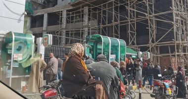 اضبط مخالفة ..زحام أمام ماكينات الصرف الألى ببنها رغم التحذيرات.. صور