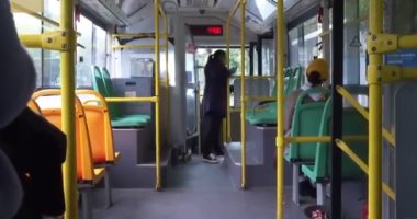 انطلاق أول رحلة أتوبيس فى شوارع ووهان بعد توقف أكثر من شهرين.. فيديو
