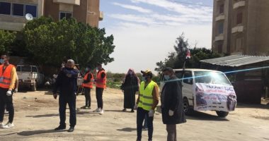 تعقيم المنازل المجاورة لمستشفى أبو خليفة بالإسماعيلية لمواجهة كورونا..فيديو