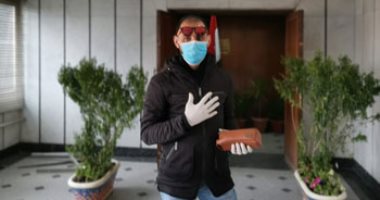حسام يشارك فى مبادرة "اليوم السابع" للوقاية من كورونا بالجوانتى والكمامة