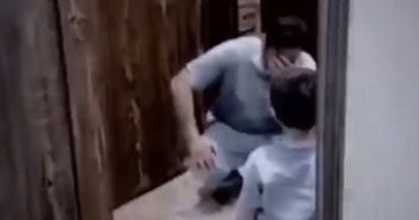جرى عليه بلهفة.. سعودى يبكى لعدم قدرته على احتضان طفله خوفا من كورونا