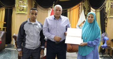 محافظ الوادى الجديد يكرم الفائزة بلقب الأم المثالية على مستوى المحافظة