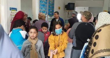 أضبط مخالفة.. زحام بالوحدة الصحية بقرية دملو بالقليوبية لتطعيم الأطفال