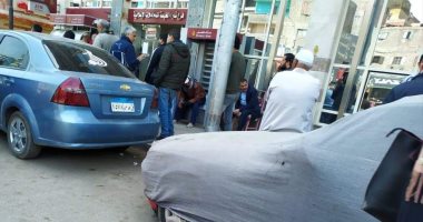 اضبط مخالفة.. زحام أمام ماكينات الصرف الألى بشبرا الخيمة فى القليوبية.. صور
