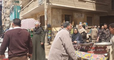 بعد استغلال التجار الجشعين للأزمة.. كيف تواجه محافظة سوهاج أسواق القرى.. "التموين" يداهم المحلات الكبرى ومصانع بير السلم ويضبط مئات القضايا.. والباعة الجائلون يبيعون الخضروات والفواكه بتسعيرة أعلى من المقررة