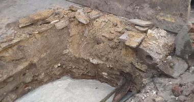 كسر ماسورة مياه يتسبب بهبوط أرضى غرب الإسكندرية.. والحى: جارى الإصلاح