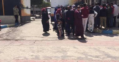 الحكومة تقدم يد العون لـ120 ألف عامل غير منتظم بصرف 500 جنيه إعانة.. مديريات القوى العاملة بالمحافظات تبدأ حصر العمالة.. وتوجيه الكشوف لمكاتب البريد للبدء فى الصرف أثر حصر الأسماء.. والعمال يوجهون الشكر للدولة