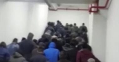 صورة لحشود من العمال فى تركيا تثير السخرية من تدابير مواجهة كورونا