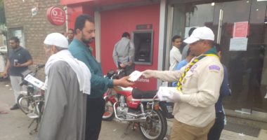 شباب قنا ينظمون عملية صرف الرواتب من ماكينات الـATM 