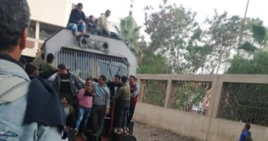 فيديو وصور.. الركاب "يتسطحون" على قطار خط منوف رغم التحذيرات من الاختلاط وكورونا