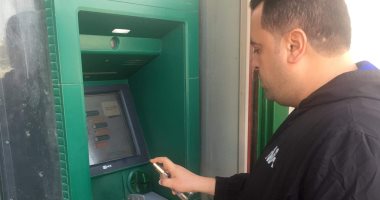 صور.. شباب أبو كبير بالشرقية يعقمون ماكينات الصرف الآلى لمواجهة "كورونا"