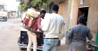شباب عزبة بنى هلال بسوهاج يعقمون الشوارع والمنازل والشوادر ومحطة القطار