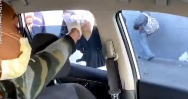 "بنت بلد".. أمريكية توزع وجبات ومعقمات يدين على المشردين فى الشوارع.. فيديو