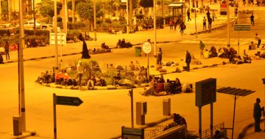 صور.. المسافرون يفترشون أمام محطة مصر انتظارًا لبدء حركة القطارات