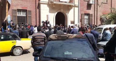 صور .. قارئ يشارك بصور للزحام بميناء الإسكندرية ويطالب بالحد من التجمعات